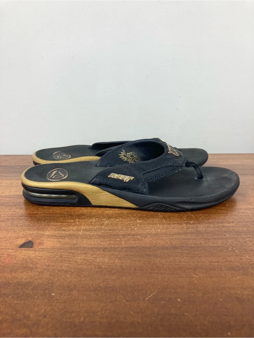 Reef Leather Flip-Flop Sandals Bottle Opener Sole Black Gold Men’s Size 9.